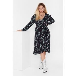 🆕 Nasty Gal Bud of Been There Plus Floral Dress